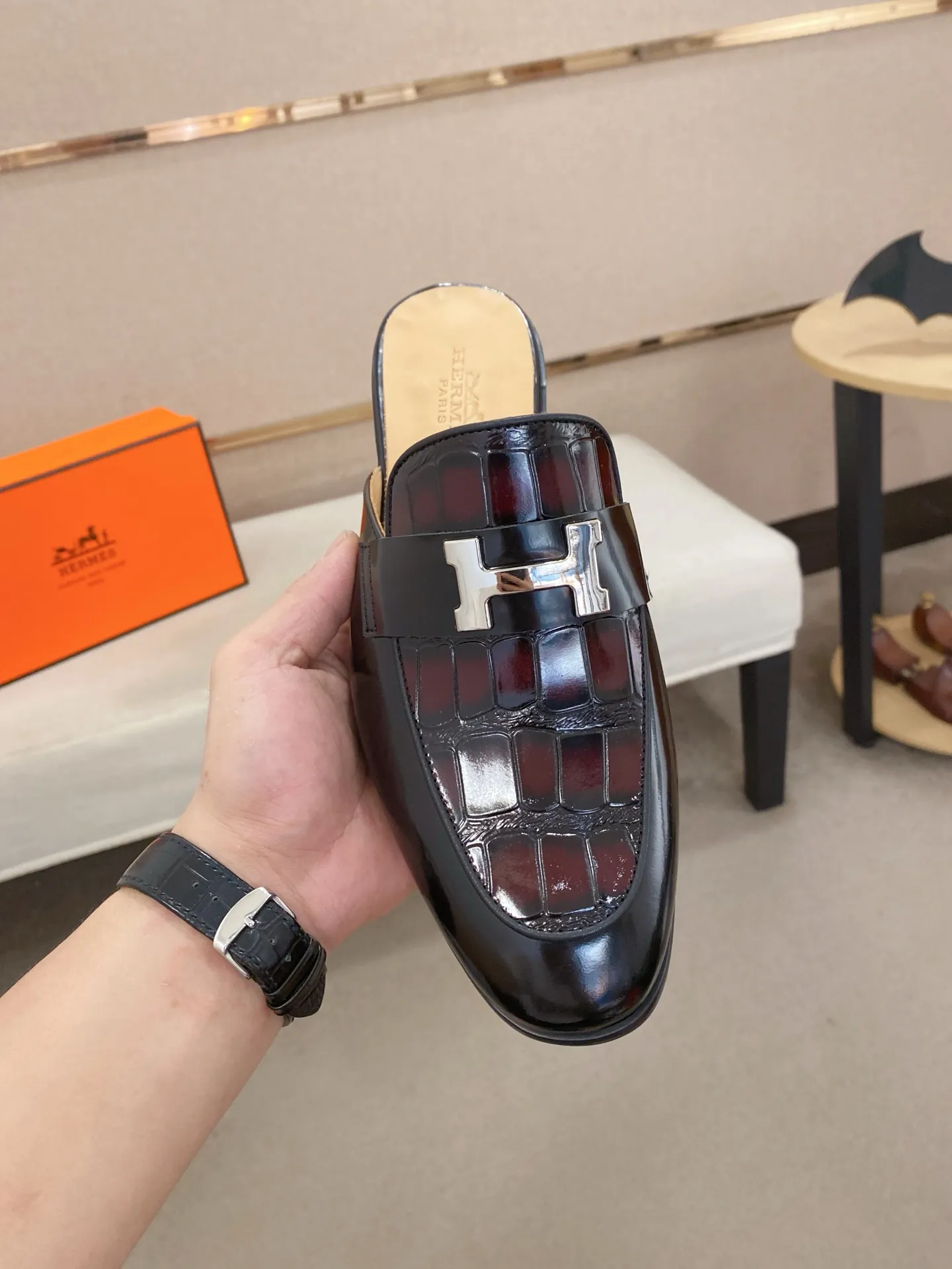 Men's clothing and shoes💰: 500💰《HERMES》【Classic original single version】Hermès half-drag; top 🔝purchasing agent🔍🔍 latest 🇺🇸 counter sale simultaneously, original ▲▲cowhide imported from Italy ▲▲Exquisite workmanship (Italian 🇮🇹Imported water-dyed 🐂cowhide lining) sole: original sole provided by the original factory, ⚠️exclusive double-layer activity·TPR·rubber·combined molded outsole; Yardage: 38-44. Can be customized45